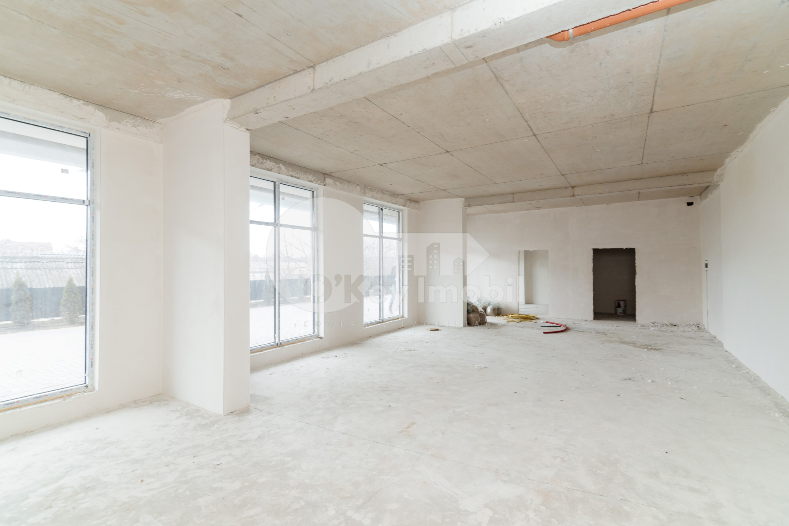 Spațiu comercial, STRĂȘENI