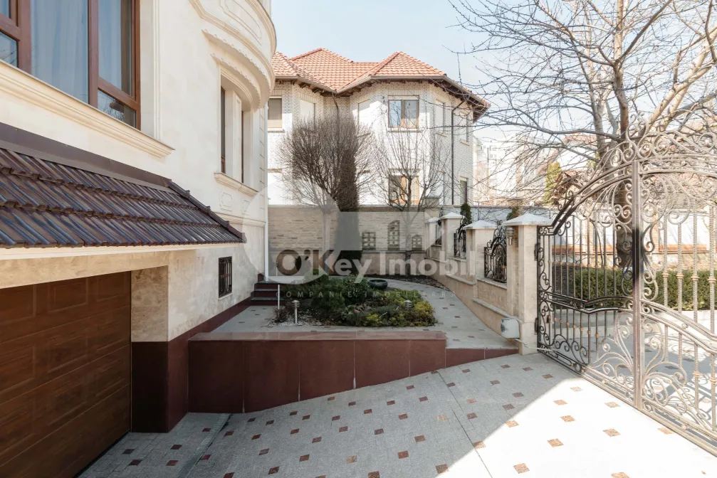 Дом, Чеканы, ДЖИНТА ЛАТИНЭ