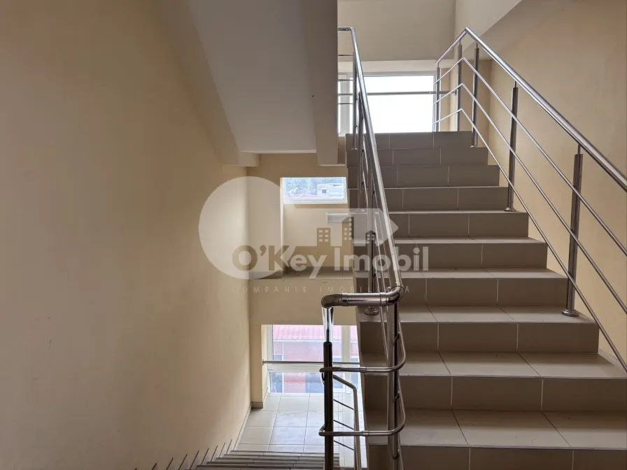 Офис, Буюканы, КОЛУМНА