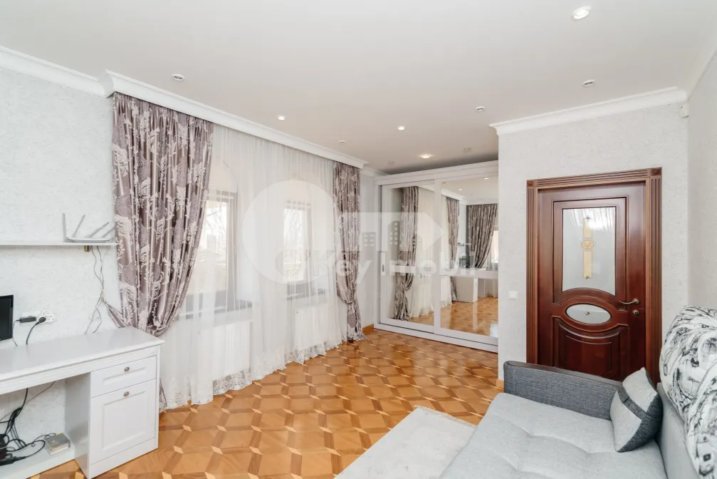 Дом, Чеканы, ДЖИНТА ЛАТИНЭ