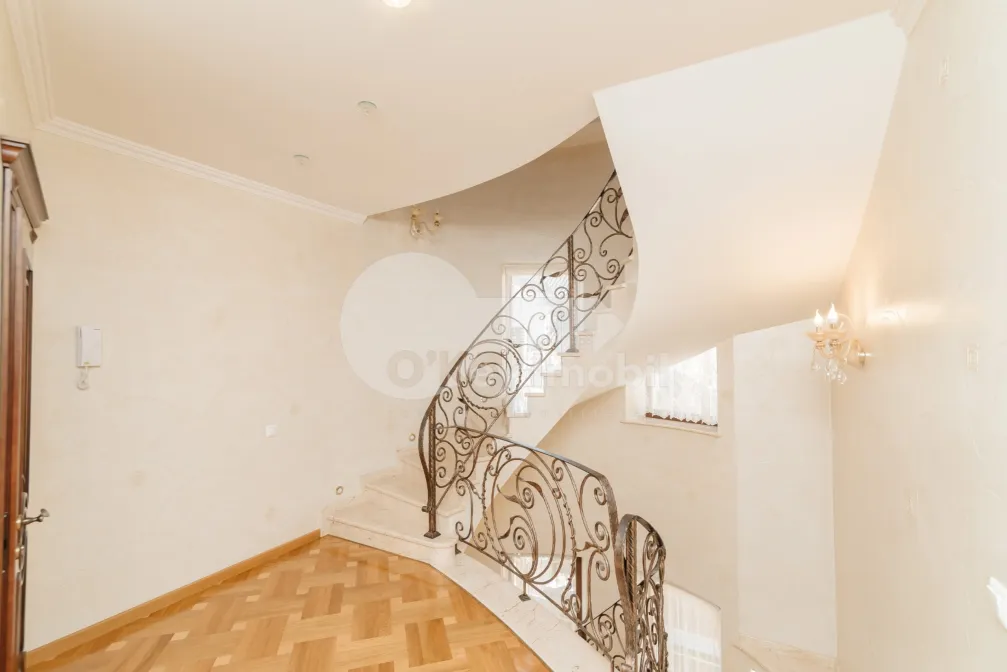 Дом, Чеканы, ДЖИНТА ЛАТИНЭ