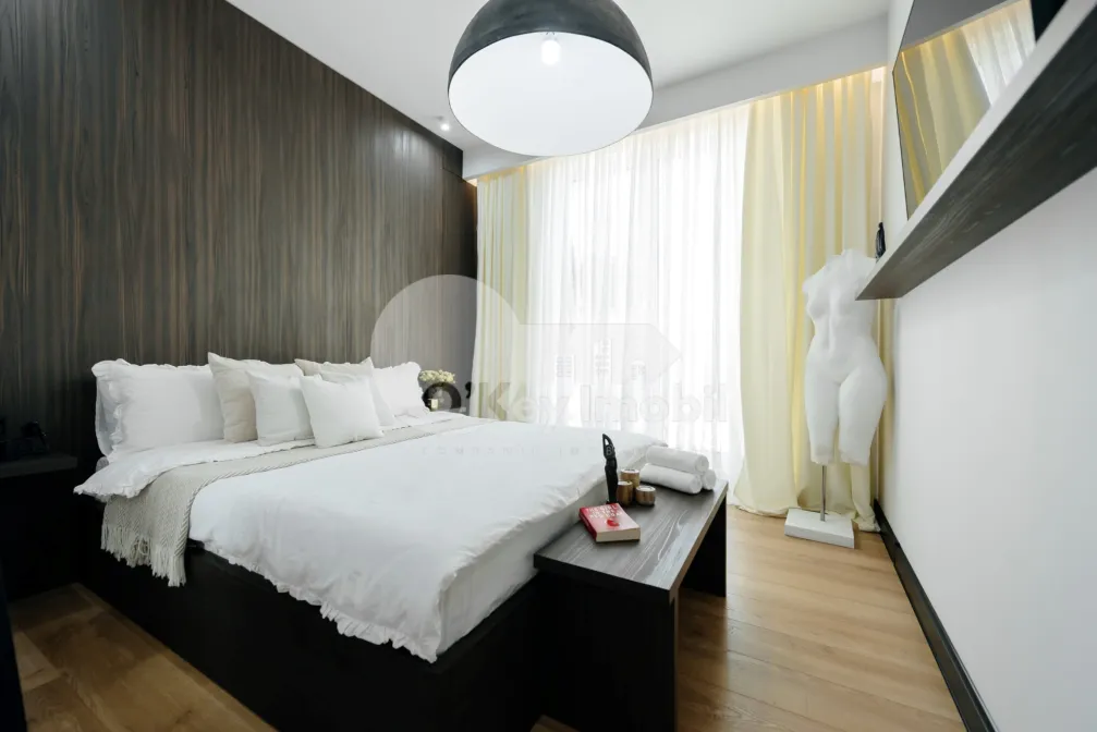 Пентхаус, Чеканы, МИРЧА ЧЕЛ БЭТРЫН