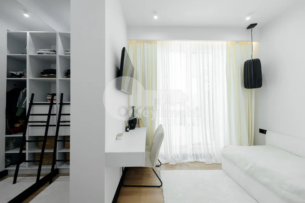 Пентхаус, Чеканы, МИРЧА ЧЕЛ БЭТРЫН