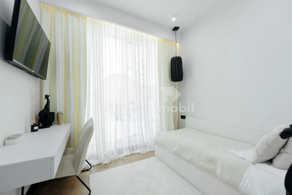 Пентхаус, Чеканы, МИРЧА ЧЕЛ БЭТРЫН