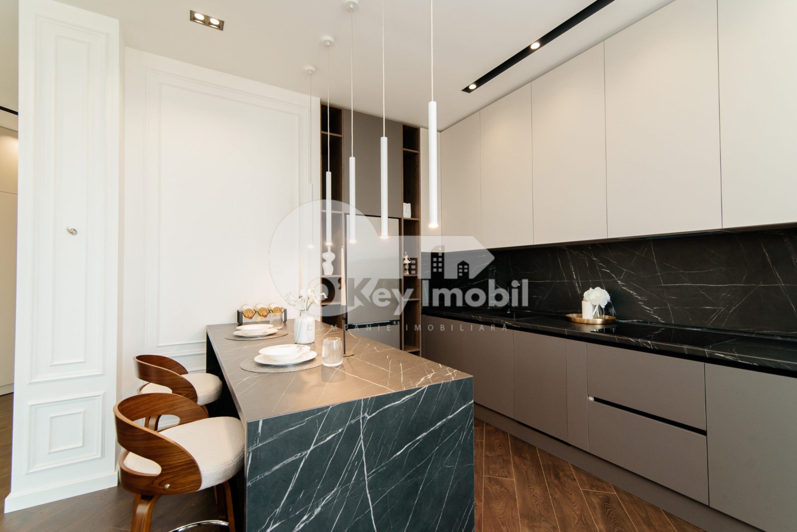 Penthouse, Centru, MELESTIU