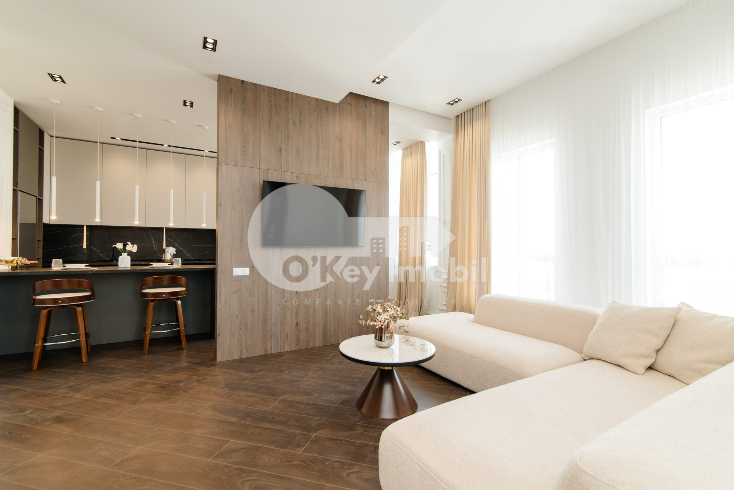 Penthouse, Centru, MELESTIU