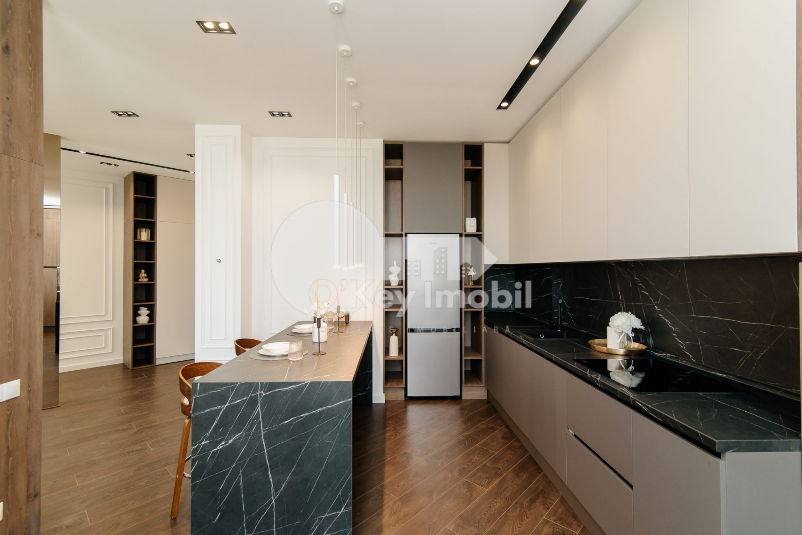 Penthouse, Centru, MELESTIU