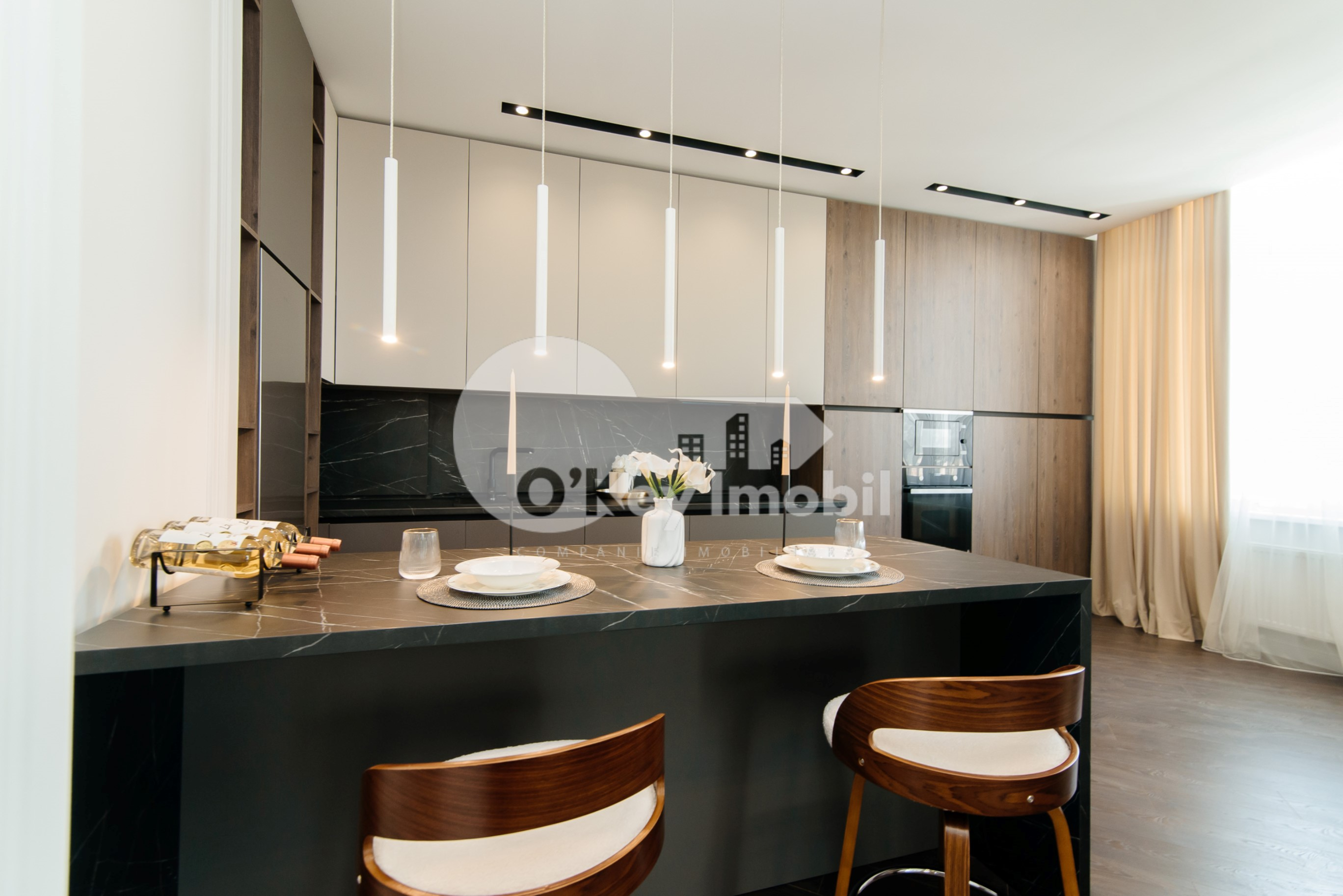 Penthouse, Centru, MELESTIU