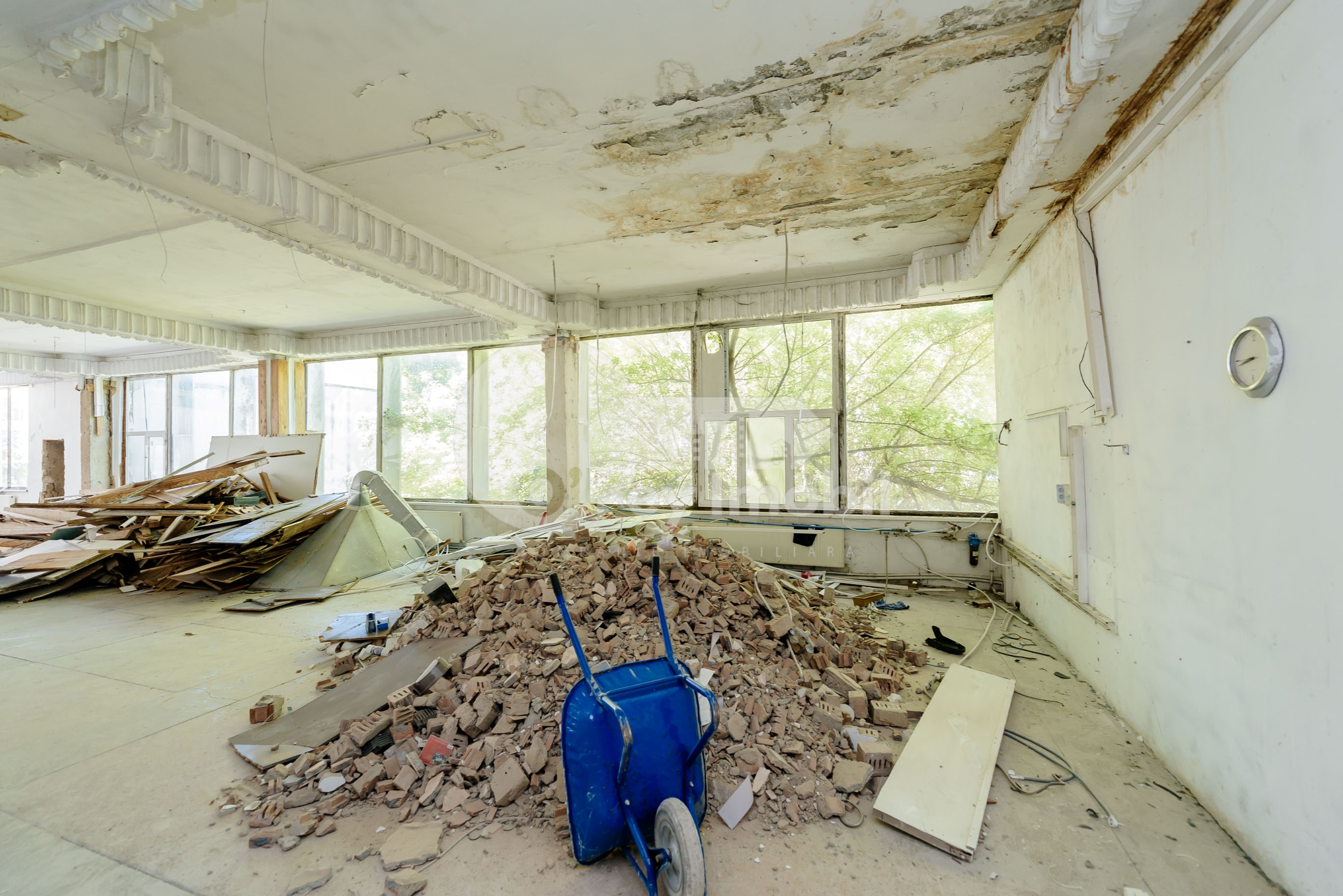 Spațiu comercial, IALOVENI