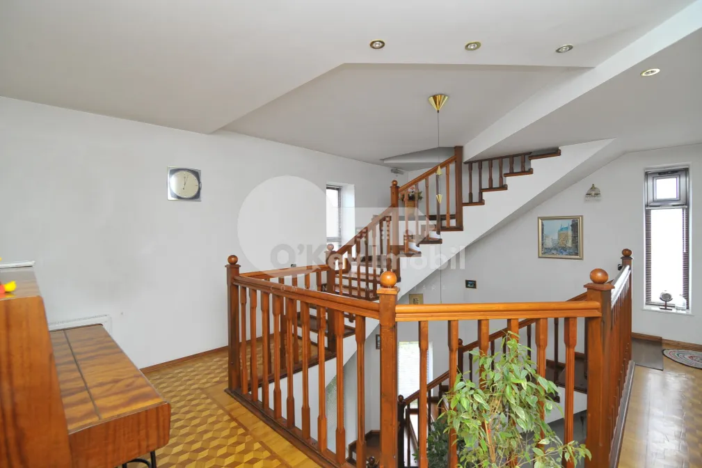 Дом, Центр, АУРЕЛ ДАВИД