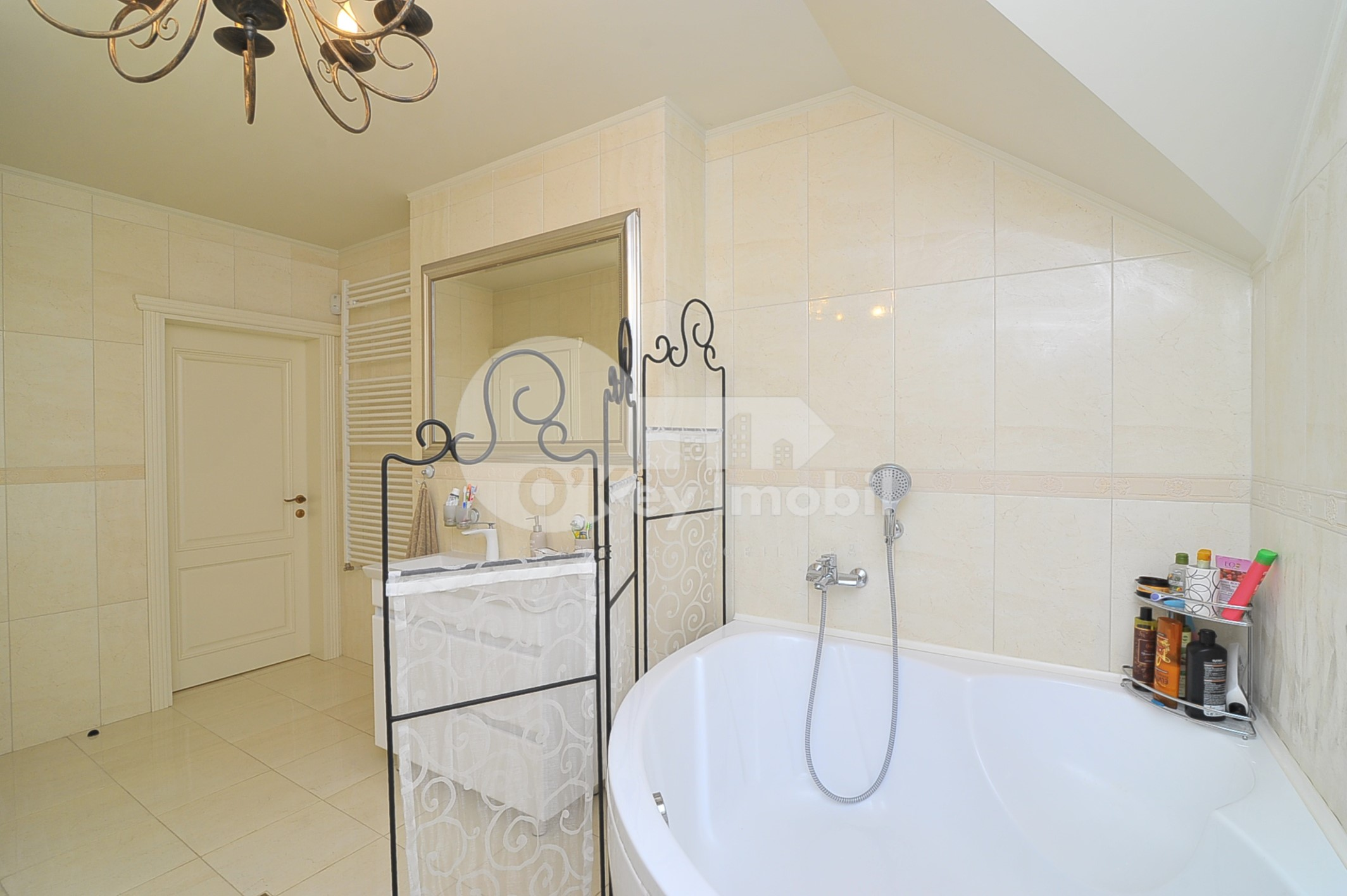 Casă, Centru, MOARA ROȘIE