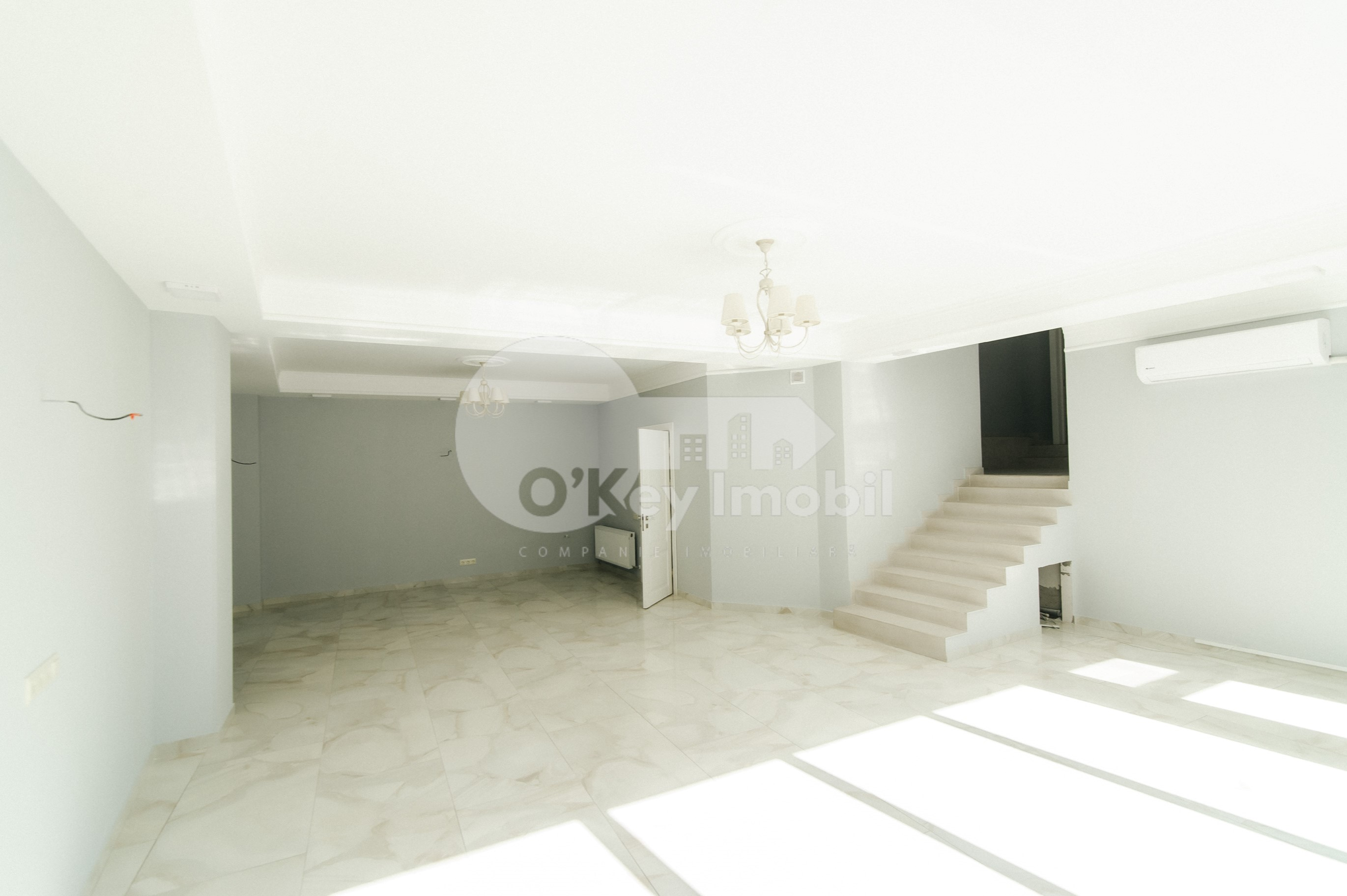 Oficiu, Centru, ROMANĂ