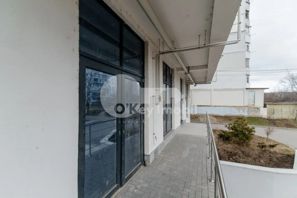 Spațiu comercial, STRĂȘENI