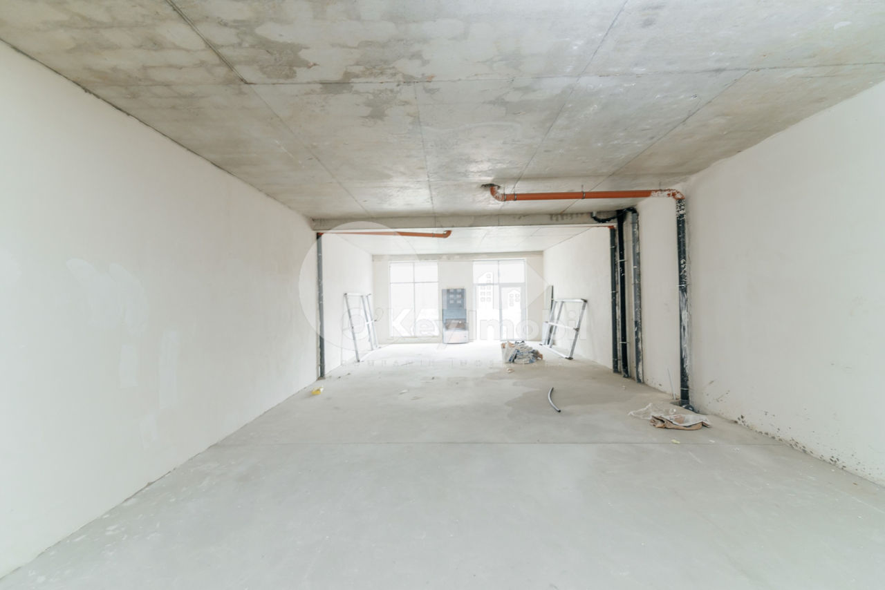 Spațiu comercial, STRĂȘENI