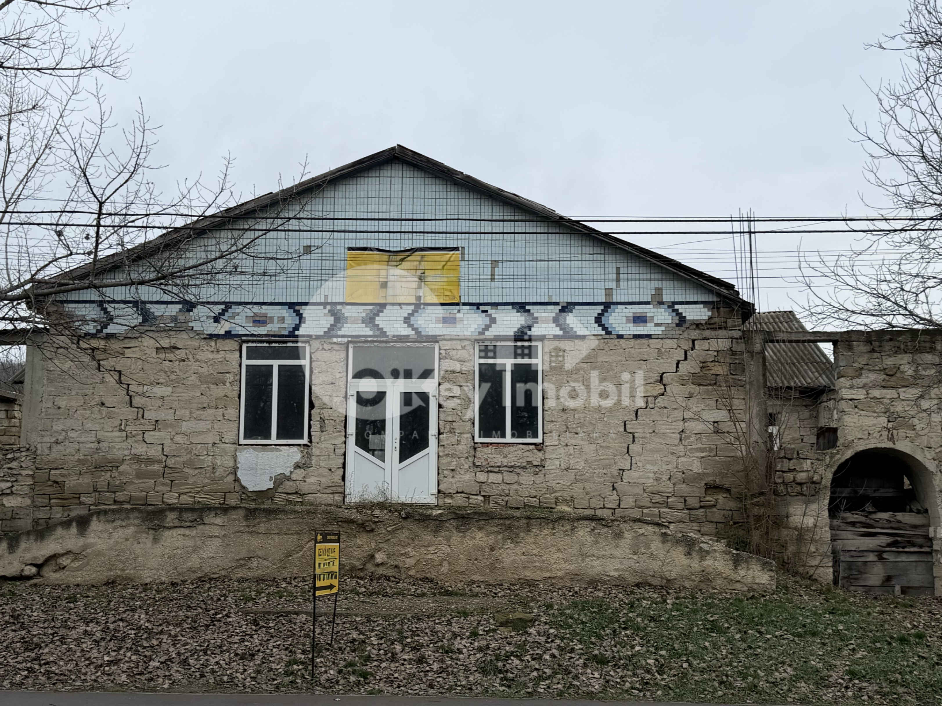 Spațiu comercial, STRĂȘENI