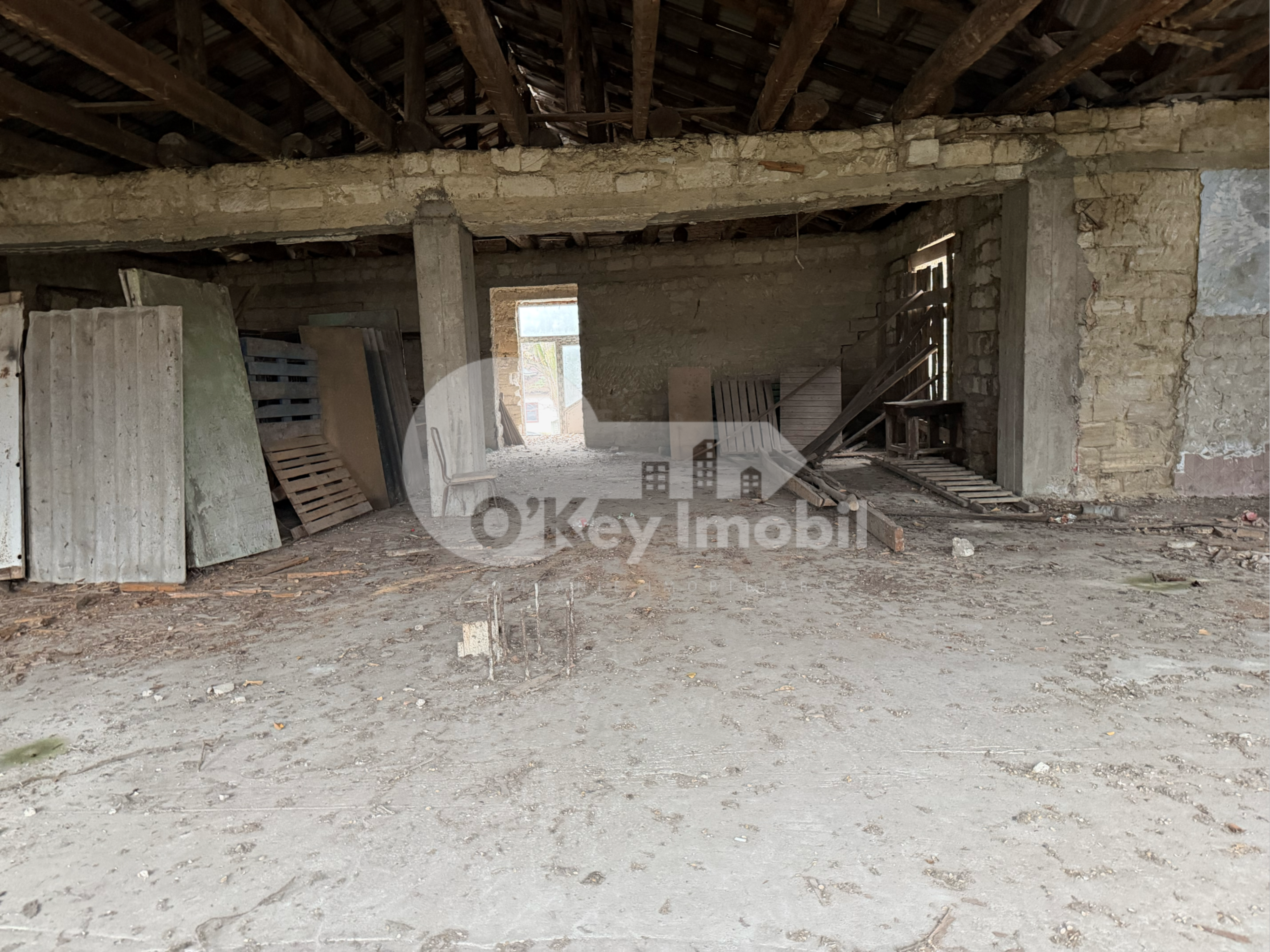 Spațiu comercial, STRĂȘENI