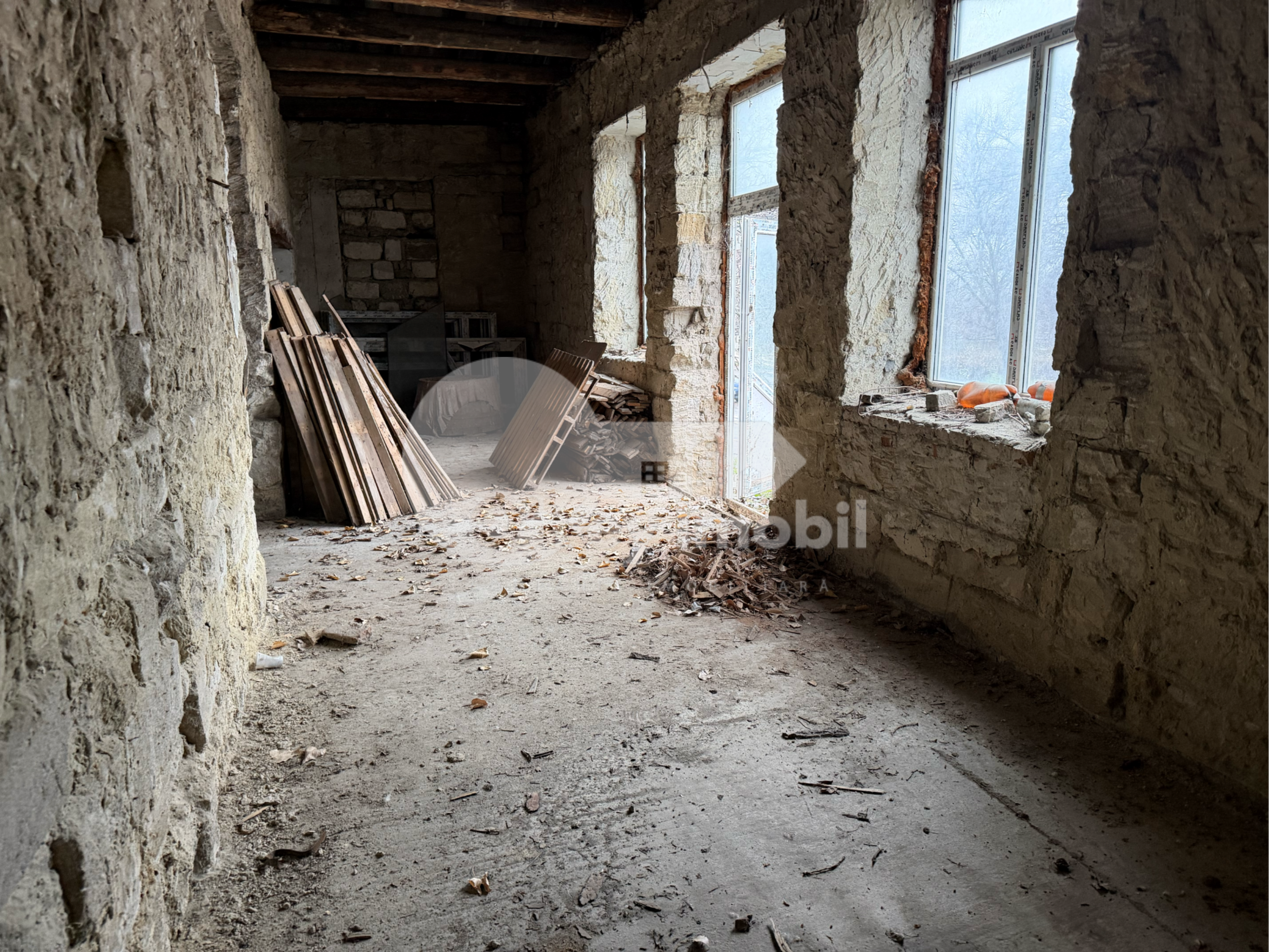 Spațiu comercial, STRĂȘENI