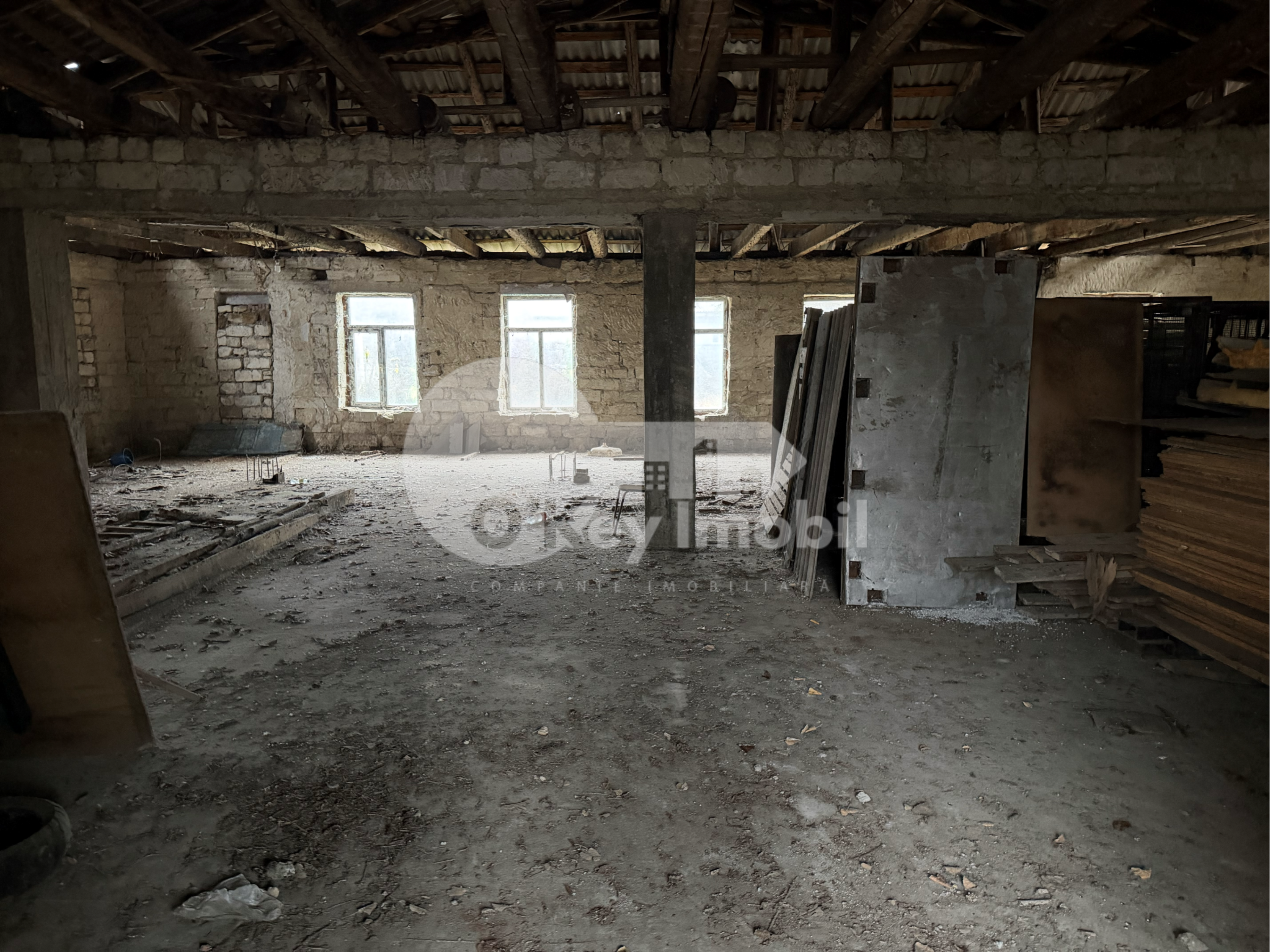 Spațiu comercial, STRĂȘENI