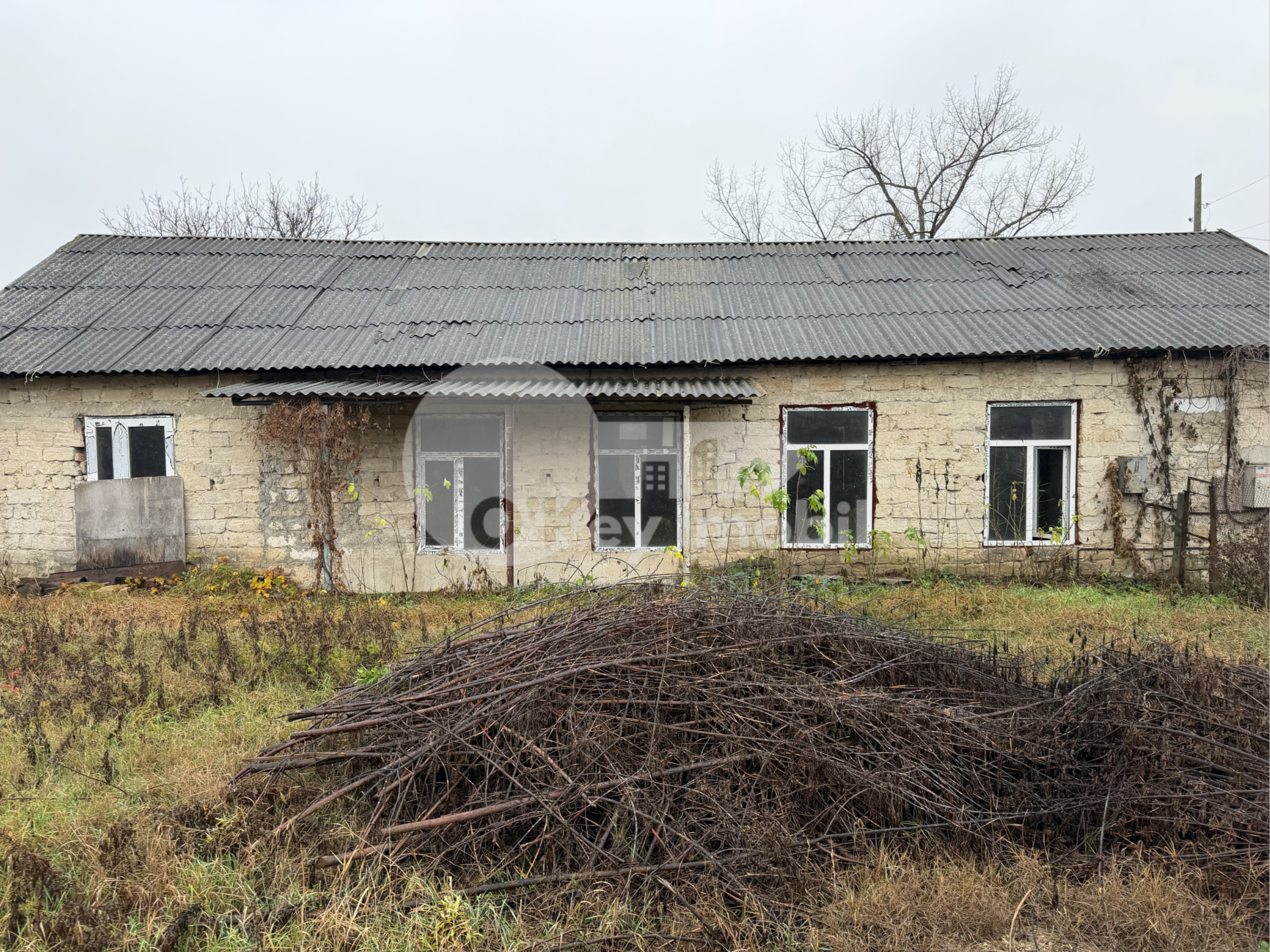 Spațiu comercial, STRĂȘENI