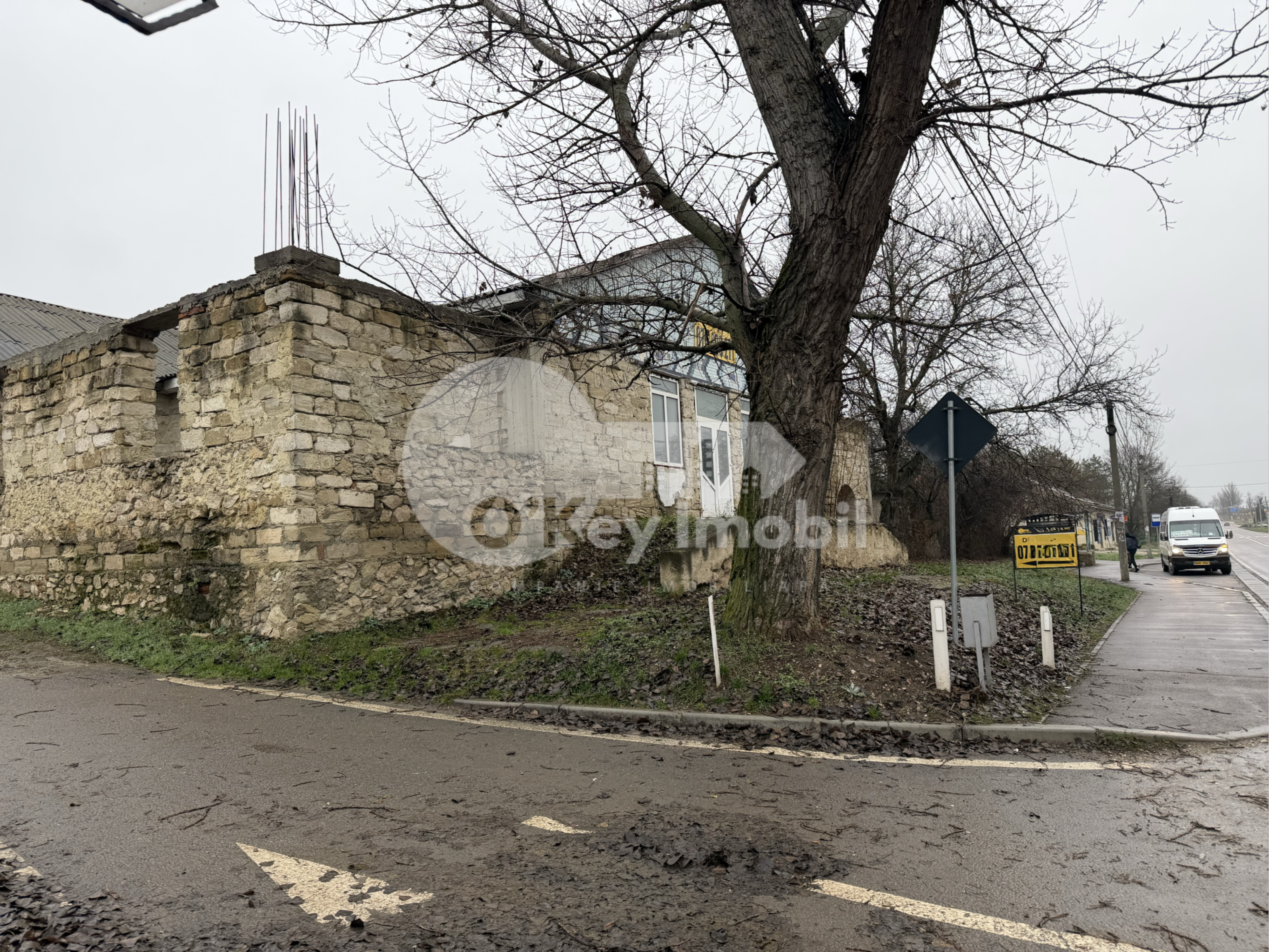 Spațiu comercial, STRĂȘENI