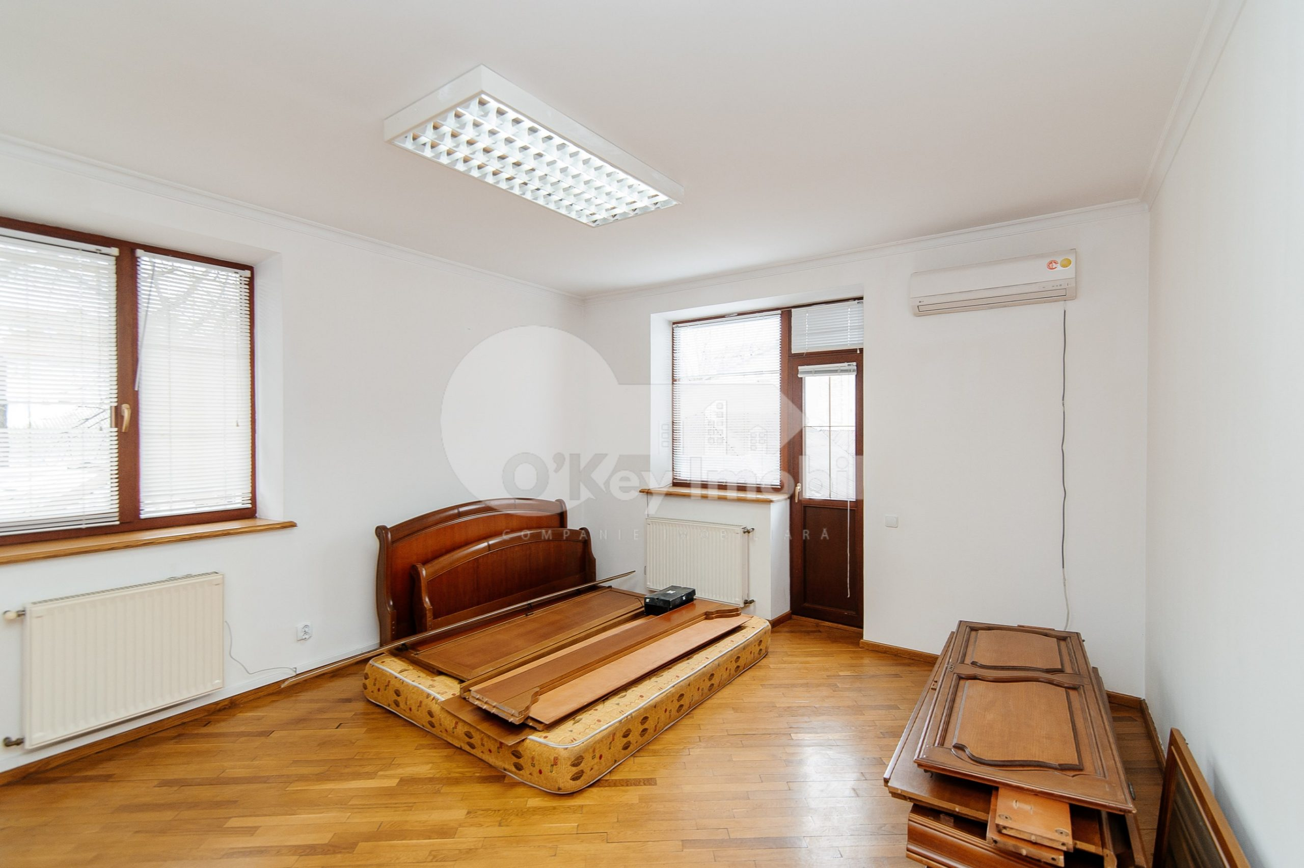 Oficiu, Centru, NICOLAE IORGA