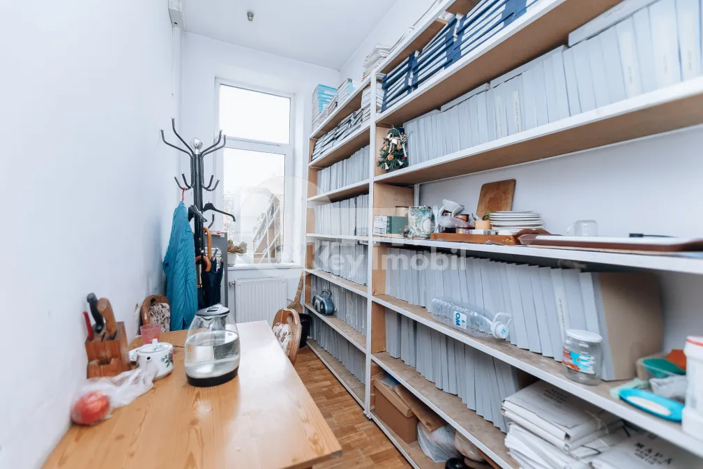 Офис, Ботаника, БУРЕБИСТА