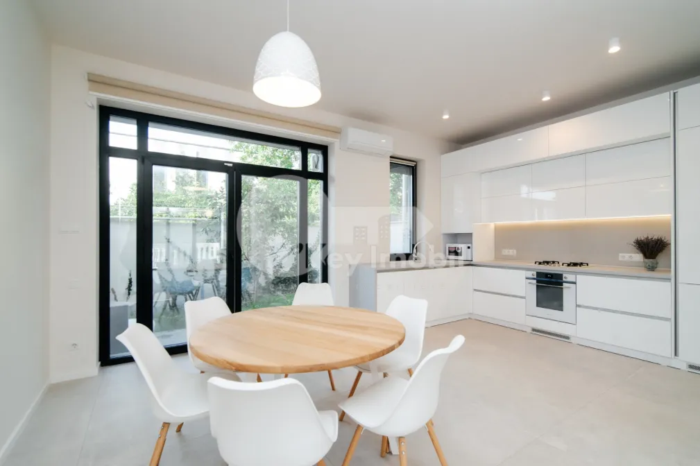 Casă, Centru, GEORGE MENIUC