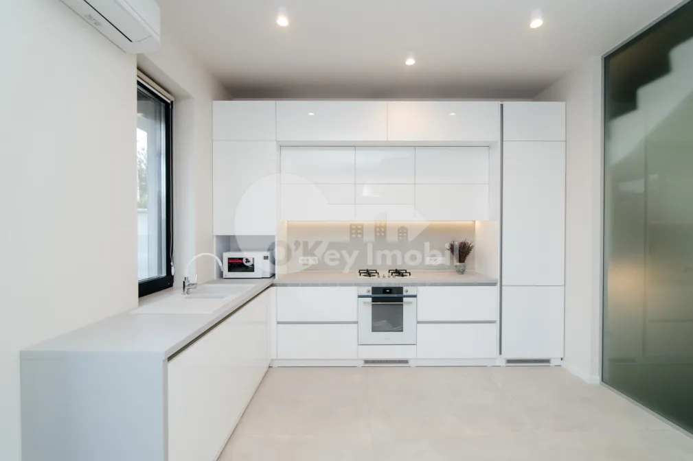 Casă, Centru, GEORGE MENIUC