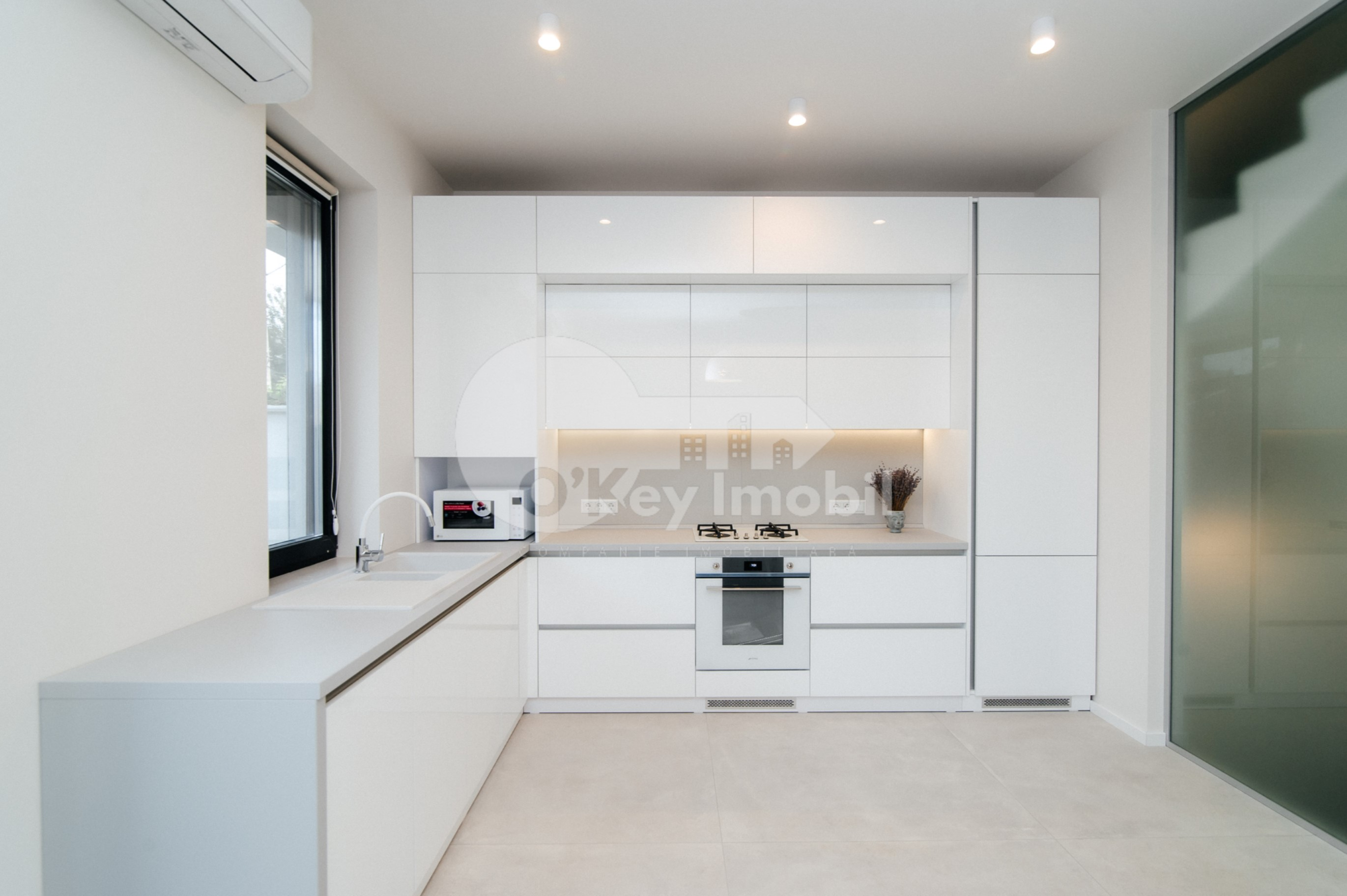 Casă, Centru, GEORGE MENIUC