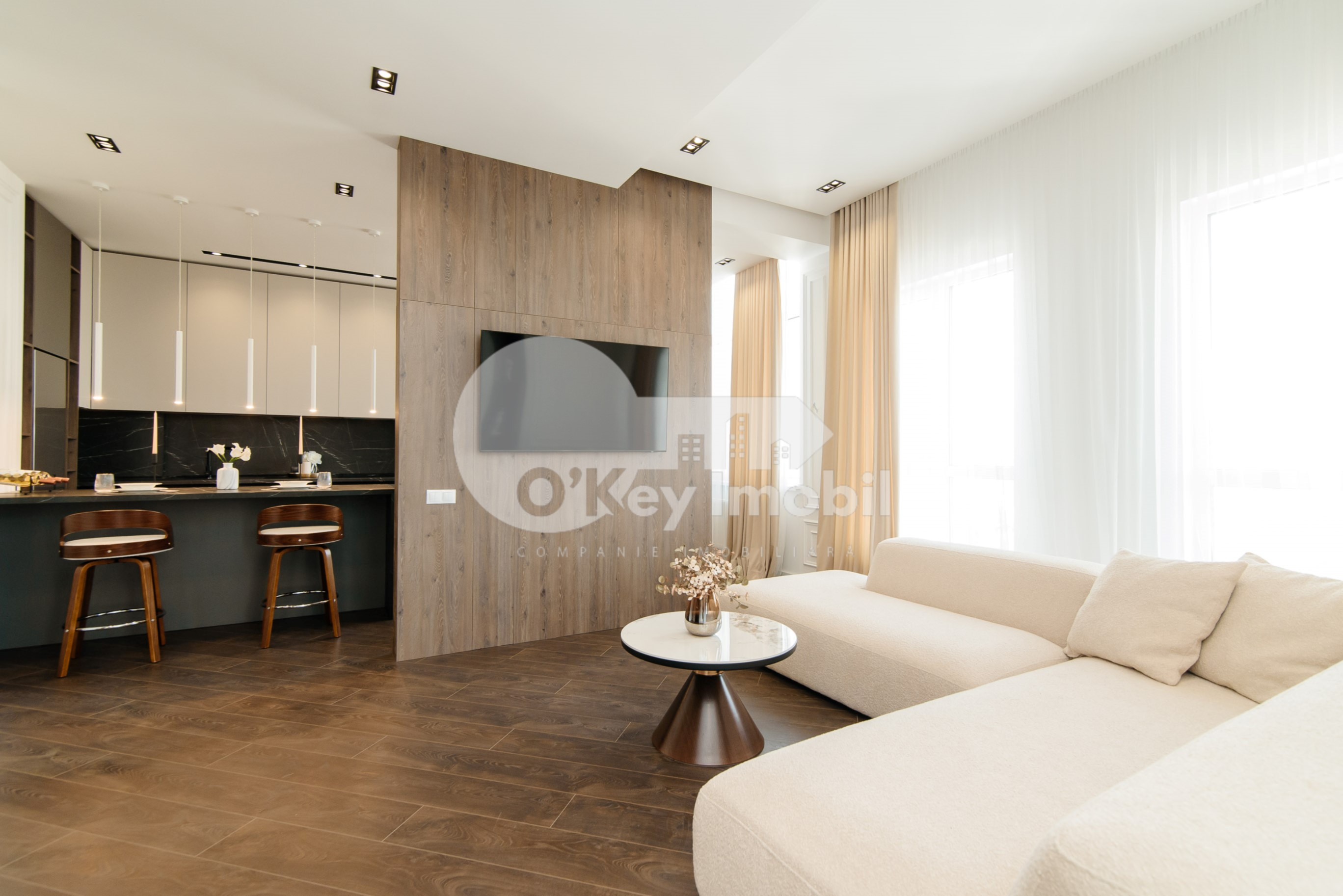 Penthouse, Centru, MELESTIU