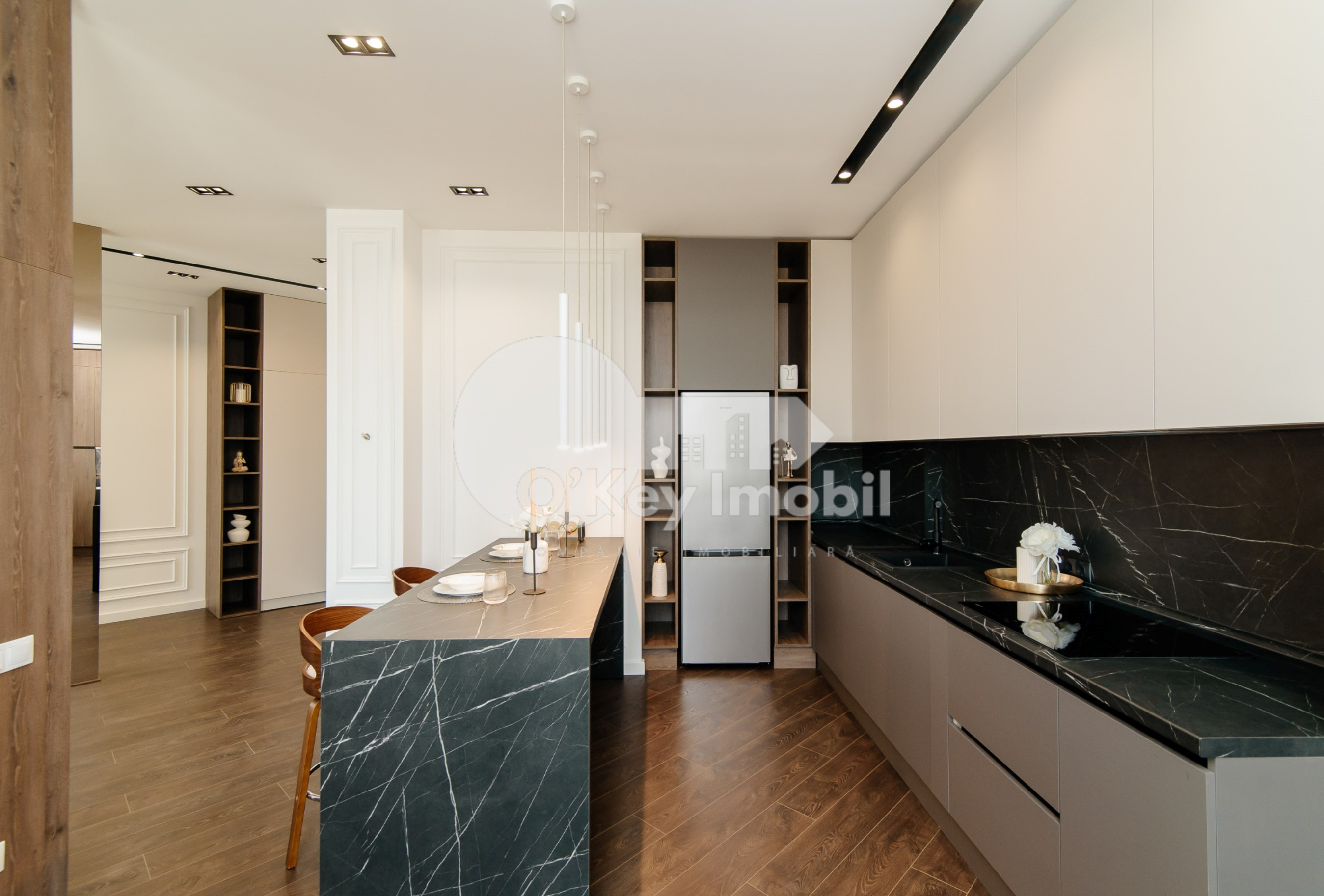 Penthouse, Centru, MELESTIU