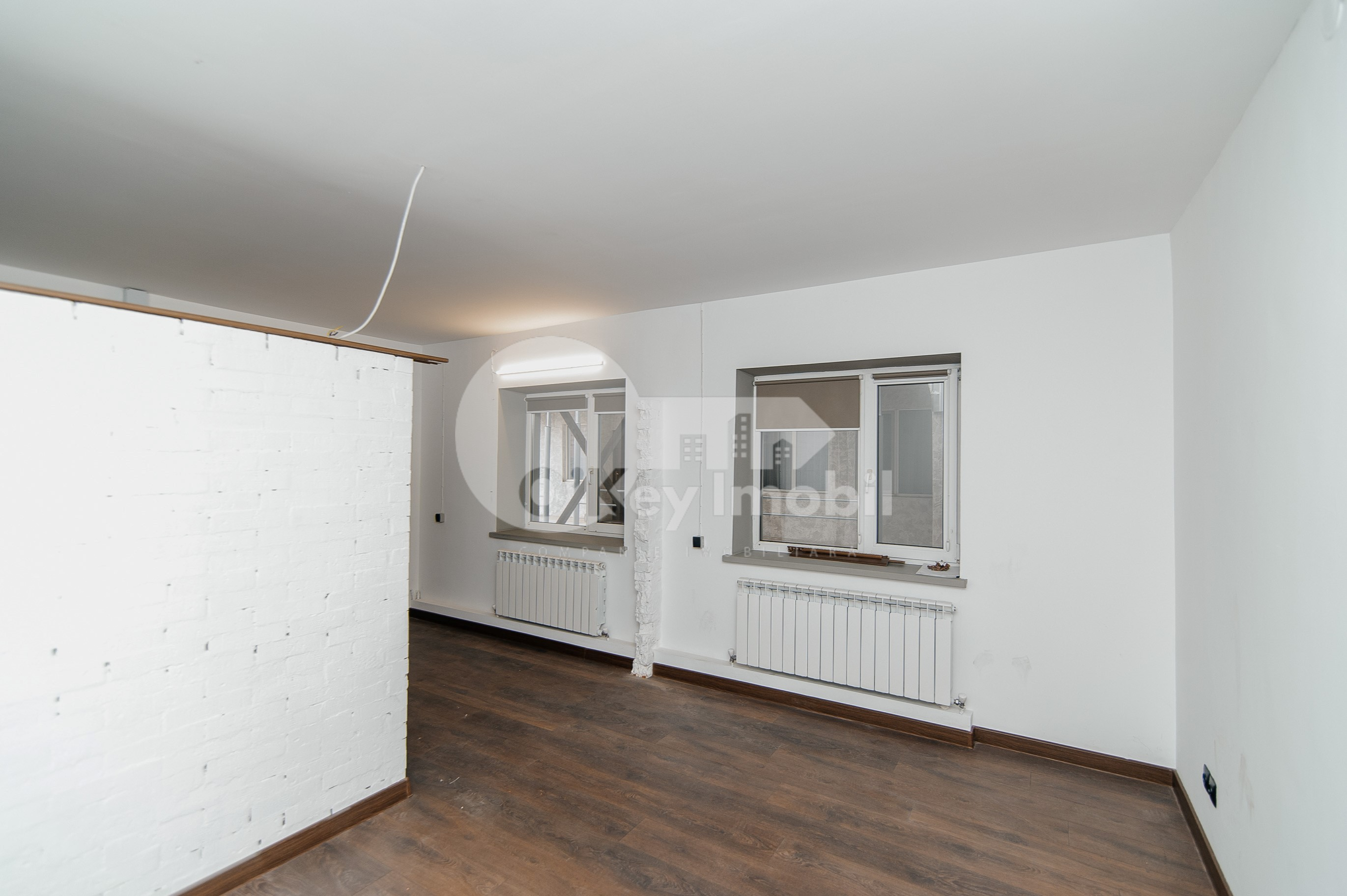 Oficiu, Centru, LĂPUȘNEANU